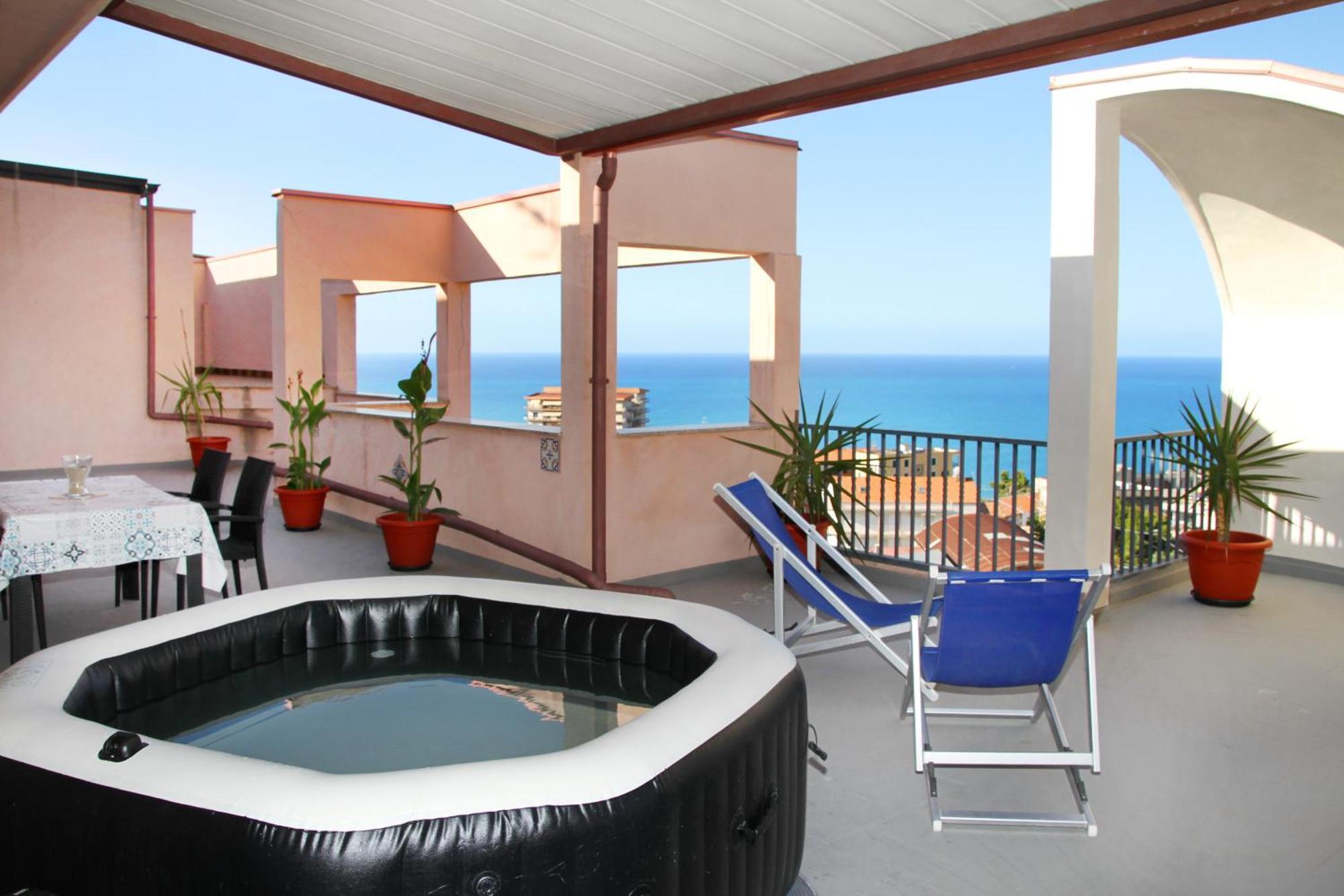 Attico Vista Mare Con Terrazza E Riscaldata Apartment Santo Stefano di Camastra
